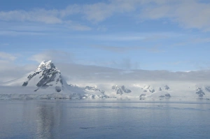 Images Dated 12th March 2010: Antarctica, Antarctic Penninsula. Paradise Harbour (aka Paridise Bay)
