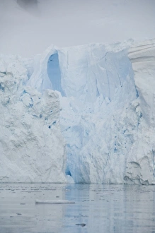 Images Dated 12th March 2010: Antarctica, Antarctic Penninsula. Paradise Harbour (aka Paridise Bay), coastal glacier