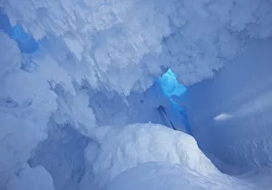 Images Dated 31st January 2005: Antarctica, Ross Island, Cape Evans, Snow cave
