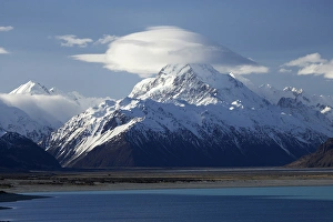 Images Dated 2nd October 2010: Aoraki Mount Cook and Lake Pukaki, Mackenzie Country, South Canterbury, South Island