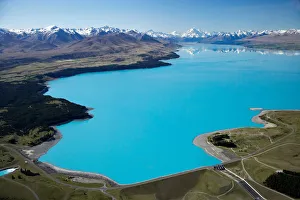 Images Dated 2nd November 2005: Aoraki / Mt Cook and Lake Pukaki, South Canterbury, South Island, New Zealand - aerial