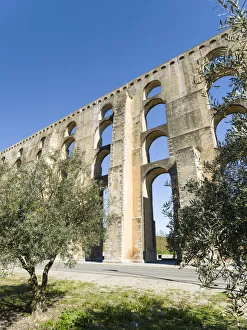Images Dated 31st March 2016: Aqueduto da Amoreira, the aqueduct dating back to the 16th and 17th century