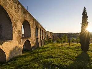 Images Dated 31st March 2016: Aqueduto da Amoreira, the aqueduct dating back to the 16th and 17th century