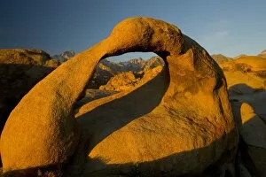 Images Dated 14th November 2005: Arch in Alabama Hills Eastern Sierras near Lone Pine, California