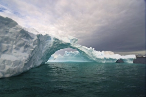 Images Dated 26th January 2007: arched iceberg floating off the western Antarctic peninsula, Antarctica, Southern Ocean