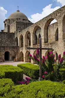 Images Dated 12th August 2014: Arched Portico at Mission San Jose in San Antonio