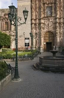 Images Dated 4th November 2007: Architecture on the streets of San Miguel de Allende, State of Guanajuato, Mexico