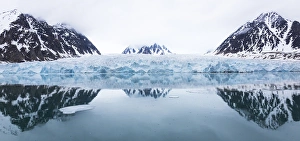 Images Dated 3rd July 2014: Arctic, Norway, Svalbard, Spitsbergen, Monaco glacier, Reflections of mountains