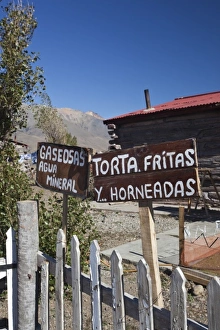 Images Dated 21st March 2009: Argentina, Chubut Province, Nahuel Pan. Train station snack shop