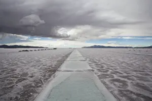 Horizon Over Land Prints: ARGENTINA, Jujuy Province. Salinas Grande salt pan, elevation 3350 meters