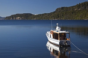 Images Dated 19th March 2009: Argentina, Neuquen Province, Villa La Angostura. Lake Nahuel Huapi, Mansa Bay