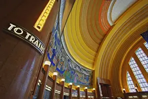 Images Dated 29th April 2008: Art deco architectural details and American flag in rotunda of Cincinnati Museum