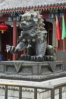 Images Dated 26th April 2010: Asia, China, Beijing. Bronze sculpture of male lion, in Fragrant Hills Park (Xiangshan)