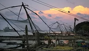 Images Dated 2nd April 2007: Asia, India, Kerala, Kochi (Cochin). A semi-silhouette of a Chinese fishing net
