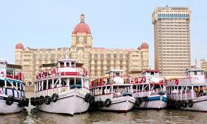 Images Dated 5th April 2007: Asia, India, Maharashtra, Mumbai. The Taj Mahal Hotel in Mumbai and boats docked in the marina