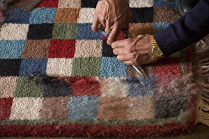 Carpet Prints: Asia, India, Rajasthan, Jaipur, cutting the weave, the making of carpets