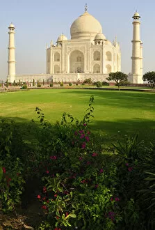 Images Dated 24th March 2007: Asia, India, Uttar Pradesh, Agra. The Taj Mahal. A UNESCO World Heritage Site