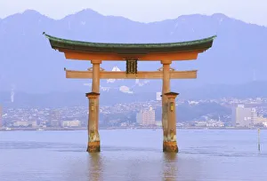 Images Dated 10th October 2007: Asia, Japan, Hiroshima. Mivaiima. Torii Gate