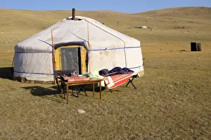 Images Dated 20th August 2015: Asia, Mongolia, Bayan-Olgii, setting up and dismantling a Ger / yurt. Editorial Only
