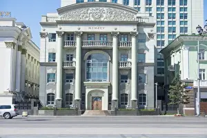 Images Dated 15th August 2015: Asia, Mongolia, Ulaanbaatar, Mongolian government building, next to Ghengis Khan Square