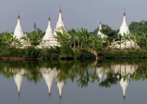 Images Dated 23rd December 2007: Asia, Myanmar (Burma), Mandalay. A buddhist temple complex near Mandalay