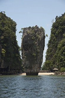 Images Dated 19th April 2009: Asia, Thailand, Phang-Nga National Park, off the coast of Phuket. Island of Kao Ping-Gan