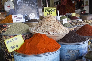 Asia, Turkey, Gaziantep, Medina, Spice market, spice shops in old bazaar of Zincirli Bedesten