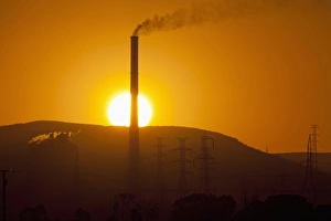 Images Dated 21st February 2009: Australia, South Australia, Port Augusta, Sun sets behind plume of smoke from coal-fired