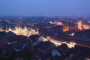 Images Dated 1st June 2004: AUSTRIA-STYRIA (Stiermark)- GRAZ: Schlossberg / Evening Town View with Graz Town Hall