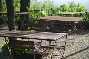 Images Dated 7th May 2004: AUSTRIA-Vienna (Grinzing): Leopoldsberg- Cafe Tables