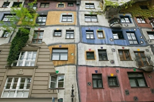 Images Dated 4th May 2004: AUSTRIA-Vienna: Hundertwasserhaus Housing Estate designed by Friedensreich