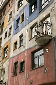 Images Dated 4th May 2004: AUSTRIA-Vienna: Hundertwasserhaus Housing Estate designed by Friedensreich