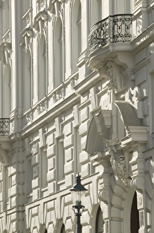 Images Dated 4th May 2004: AUSTRIA-Vienna: Kohlmarkt: White Building Detail