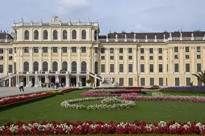 Images Dated 16th September 2009: Austria, Vienna. Maria Theresas Baroque / Rococo Schonbrunn Palace (aka Schlob Schonbrunn)