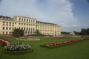 Images Dated 16th September 2009: Austria, Vienna. Maria Theresas Baroque / Rococo Schonbrunn Palace (aka Schlob Schonbrunn)