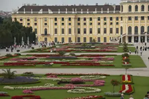Images Dated 16th September 2009: Austria, Vienna. Maria Theresas Baroque / Rococo Schonbrunn Palace (aka Schlob Schonbrunn)