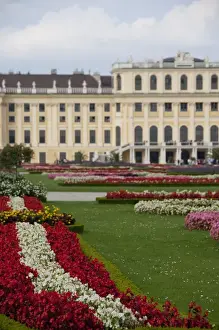 Images Dated 16th September 2009: Austria, Vienna. Maria Theresas Baroque / Rococo Schonbrunn Palace (aka Schlob Schonbrunn)