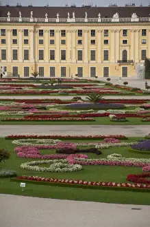 Images Dated 16th September 2009: Austria, Vienna. Maria Theresas Baroque / Rococo Schonbrunn Palace (aka Schlob Schonbrunn)