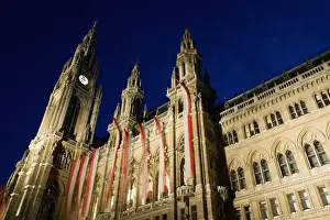 Images Dated 5th May 2004: AUSTRIA-Vienna: Neues Rathaus / New Vienna Town Hall / Evening Rathausplatz