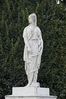 Images Dated 16th September 2009: Austria, Vienna. Schonbrunn Palace (aka Schlob Schonbrunn), Imperial Gardens, statue