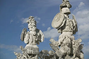 Images Dated 5th May 2004: AUSTRIA-Vienna: Schonbrunn Palace / Statues at the Gloriette