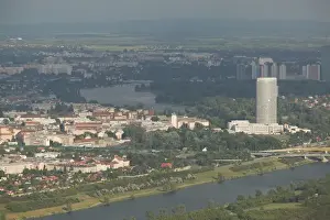 Images Dated 2nd June 2004: AUSTRIA-Vienna: UNO City & Danube River / Late Afternoon from Leopoldsberg