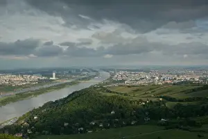 Images Dated 2nd June 2004: AUSTRIA-Vienna: UNO City & Danube River / Late Afternoon from Leopoldsberg