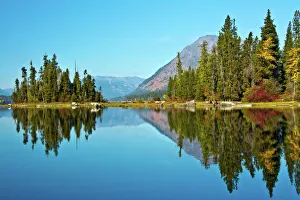 Autumn reflection, Lake Wenatchee, Wenatchee National Forest, Washington State, USA Autumn reflection, Lake Wenatchee, Wenatchee National Forest, Washington State, USA