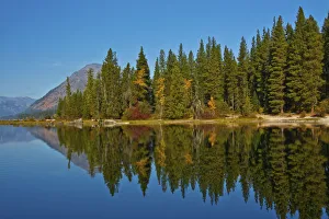 Images Dated 17th October 2018: Autumn reflections, Lake Wenatchee, Wenatchee National Forest, Washington State, USA