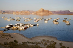 Images Dated 10th November 2007: AZ, Arizona, Page, Glen Canyon NRA, Lake Powell, Houseboats at Wahweap Marina