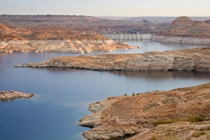 Images Dated 10th November 2007: AZ, Arizona, Page, Glen Canyon NRA, Lake Powell with Glen Canyon Dam