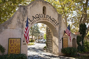 Images Dated 12th November 2007: AZ, Arizona, Red Rock Country, Sedona, Tlaquepaque, Spanish style arts and crafts village