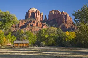 Images Dated 3rd November 2007: AZ, Arizona, Sedona, Crescent Moon Recreation Area, Red Rock Crossing; Cathedral Rock