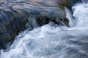 Images Dated 13th November 2007: AZ, Arizona, Slide Rock State Park, Oak Creek, water pattern with reflected light